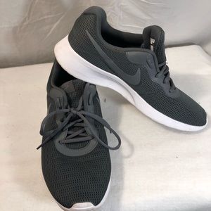 Nike TANJUN Men's Grey/white812654-414 Athletic Mesh Running Sneakers. Size 11